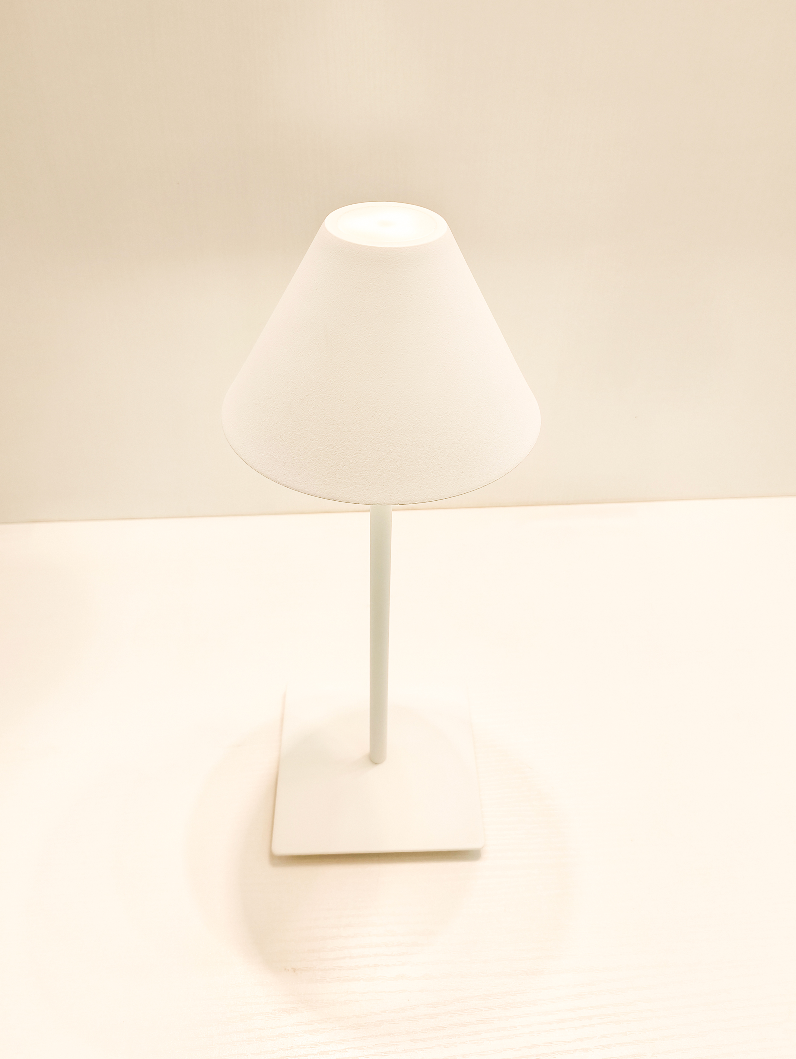 Umbrella shape desk lamp