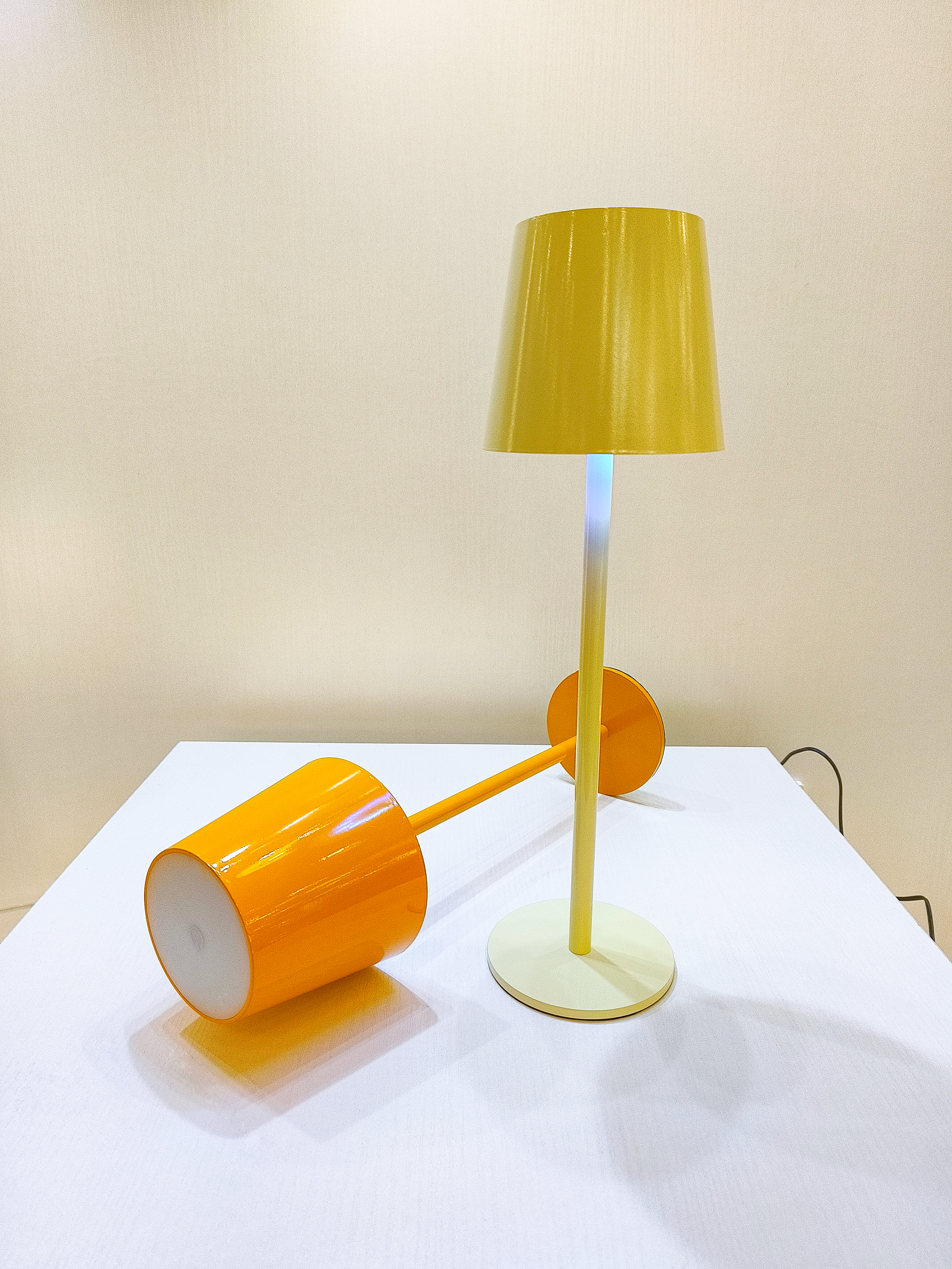 Round bottom rechargeable desk lamp